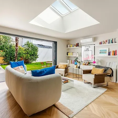 Bright Architectural House, And Center Within Walking Distance
