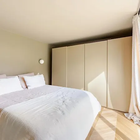 Bright Architectural House, And Center Within Walking Distance *
