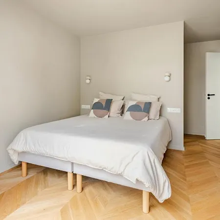 Bright Architectural House, And Center Within Walking Distance *