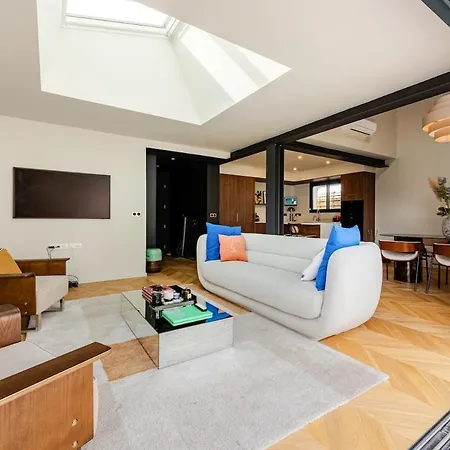 Bright Architectural House, And Center Within Walking Distance