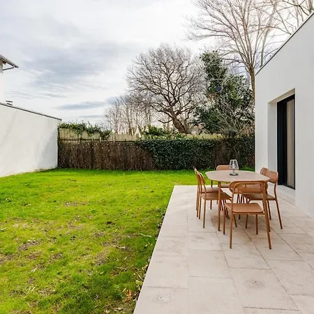 Bright Architectural House, And Center Within Walking Distance Villa